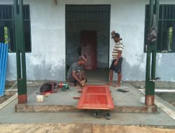 Warga dan Satgas TMMD Pasang Pintu, Jendela, dan Cor Rabat Balai Kampung