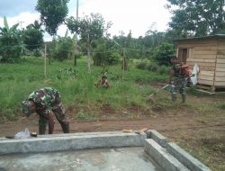 Satgas TMMD Laksanakan Pembersihan dan Pembabatan Rumput di Sekitar Kompleks Perumahan Warga