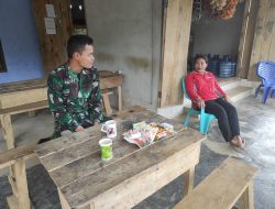 Satgas TMMD Ke 111 Kodim 1202/Skw Istirahat Sambil Minum Kopi Di Warung.