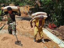 Satgas TMMD Ke 111 Kodim 1202/Skw Pikul Semen ke Lokasi, Warga Siap Membantu.