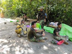 Kebersamaan Satgas TMMD Ke 111 Makan Siang Bersama Warga di Lokasi TMMD.