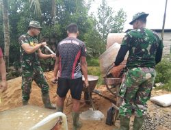 Saling Berembuk, Anggota Satgas TMMD Bersama Warga Menentukan Ukuran Semen Dan Pasir Sebelum Diaduk.