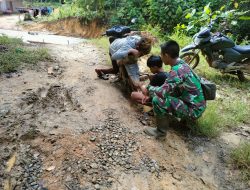 Anggota Satgas TMMD Bantu Warga Perbaiki Motor