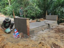 Anggota Satgas TMMD Ke 111 Kodim 1202/Singkawang Sedang Memplaster Box Jembatan