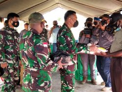Danrem 172/PWY Beri Bingkisan kepada Masyarakat Lokasi Sasaran TMMD