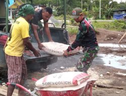 Satgas TMMD dan Warga Turunkan Bahan Bangunan