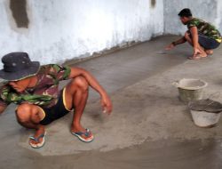 Satgas TMMD bersama Warga Kampung Dorba Laksanakan Pengacian Lantai Balai Kampung