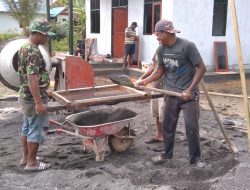 Satgas TMMD Mengayak Pasir untuk Mengaci Lantai Balai Kampung