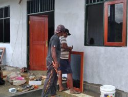 Dibantu Warga, Satgas TMMD Pasang Jendela di Balai Kampung