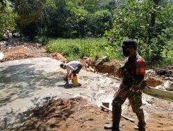 Pasiter kodim 1202/skw awasi langsung pengerjaan jalan rambat beton