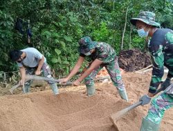 Anggota Satgas TMMD Ke-111 Sedang Membuat Adukan Semen Untuk Pengecoran Jalan