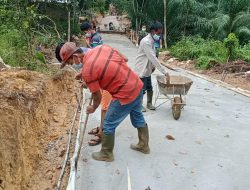 Anggota satgas TMMD lepas papan mall jalan rambat beton.