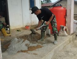 Membuat Adonan Semen Untuk Plester Pagar Gereja TMMD ke-111 Kodim 1202/Singkawang