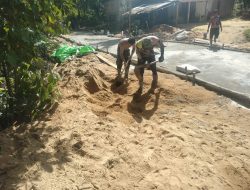 Anggota satgas TMMD angkut material pasir untuk adonan semen