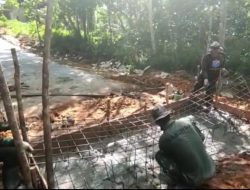 Satgas TMMD Ke 111 Kodim 1202/Skw Mempermudah Akses Perekonomian Warga Dengan Lancar Dan Tidak Ada Hambatan.