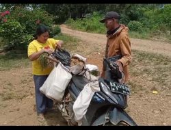 Penjual Sayur Keliling Warga Desa Sagat Besukur Kepada Satgas TMMD Ke 111 Kodim 1202/Skw.