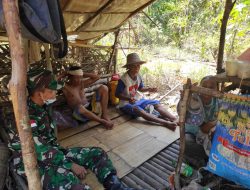 Saat Prajurit Satgas TMMD Ke 111 Kodim 1202/Skw Beristirahat di Gubuk Warga.
