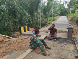 Waktu Istirahat Jadi Momen Kebersamaan Satgas TMMD Ke 111 Kodim 1202/Skw Dan Warga Menikmati Jembatan Baru.