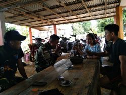 Mengisi Waktu Istirahat, Anggota Satgas TMMD Regtas Ke 111 Kodim 1202/Skw Komsos Dengan Warga.
