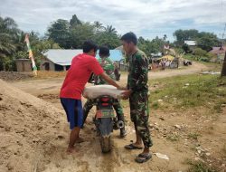 Gunakan Alat Sederhana Buatan Anggota Satgas TMMD Ke-111 Kodim 1202/Singkawang Kopda Chaidir