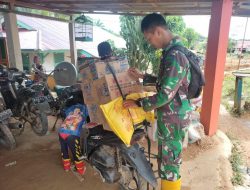 Bawaan Terlalu Banyak, Anggota Satgas TMMD Regtas Ke 111 Kodim 1202/Skw Berikan Bantuan Kepada Pedagang.