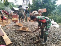 Pasiter Sempatkan waktu untuk membantu Anggota Satgas TMMD Mengangkut Material batu