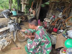 Satgas TMMD Regtas Ke 11 Kodim 1202/Skw, Bantu Warga Memperbaiki Sepeda Motor.