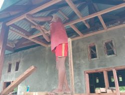 Satgas TMMD Kodim Sarmi Pasang Rangka Plafon Rumah Pastori