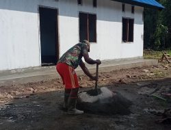 Satgas TMMD dan Warga Bersama-sama Campur Bahan Material