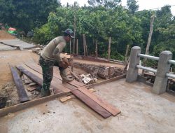 Anggota Satgas TMMD Menghamparkan Batu Buat Penahan