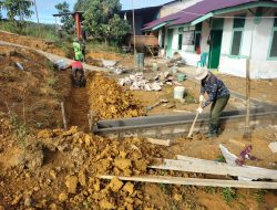 Pembuatan Parit Kecil Di Sekeliling Bangunan Pustu Oleh Anggota Satgas TMMD Ke-111 Kodim 1202/Skw