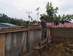 Anggota Satgas TMMD Tutup Plesteran Pagar Dengan Papan