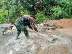 Satgas TMMD ke-111 Mahir Mengaduk Semen