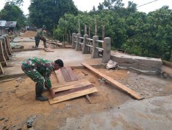 Pasiter kodim 1202/skw bantu buat jembatan tanjakan untuk lewat nya gerobak dorong