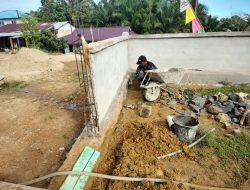 Anggota satgas TMMD terus gencar pembagunan pagar gereja.