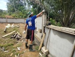 Mengecor Tiang Pagar Gereja Santo Kristoforus Desa Sentangau Jaya
