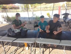 Anggota Satgas TMMD Ke-111 Kodim 1202/Singkawang Komsos Dengan Anak-anak