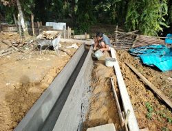 Dengan mahir anggota satgas TMMD pelaster parit puskesmas pembantu.