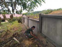 Anggota satgas TMMD melanjutkan plasteran pondasi pagar gereja