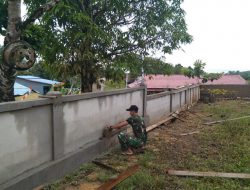 Anggota Satgas TMMD Ke 111 Masang Papan Pengukur Untuk Plaster Pagar Gereja Santo Kristoforus