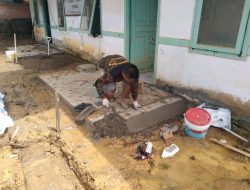 Satgas TMMD Ke 111 kodim 1202/Singkawang Plaster pinggir teras depan Puskesmas Pembantu