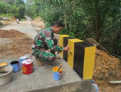 Anggota Satgas TMMD Ke 111 kodim 1202/Singkawang Sedang Mengecat Box 2 Jembatan
