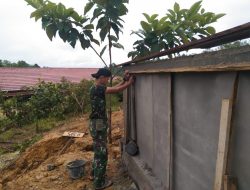 Pagar Kering, Anggota Satgas TMMD Ke-111 Lepas Papan Cor Gereja Di Desa Sentangau Jaya