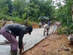 Pengecoran Selesai , Anggota Satgas TMMD dan Warga Bongkar Papan Mal