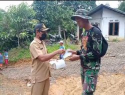 Peduli Covid-19, Satgas TMMD Regtas Ke-111 Kodim 1202/Skw Bersama Kadus Bagikan Masker
