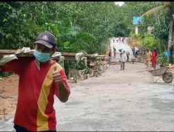 Anggota satgas TMMD acungi jempol semanggat Gotong royong masyarakat