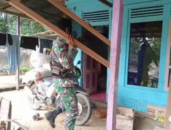 Anggota Satgas TMMD Regtas ke-111 Bantu Warga Angkat Material Pembuatan Rumah