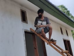 Satgas TMMD Kodim Sarmi Bersihkan Kusen Jendela Bangunan Gereja