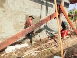 Satgas TMMD Bersama Warga Kampung Dorba Laksanakan Pemasangan Tehel