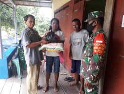Saling Ulurkan Tangan di Masa Pandemi, Satgas TMMD dan Babinsa Bagikan Sembako